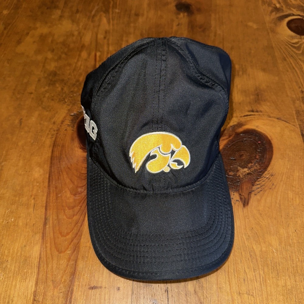 Nike Featherlight Iowa Hawkeyes Logo Basketball Dri Fit Hat Cap 746653-010 Black